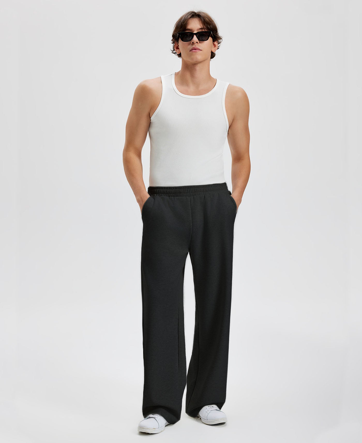 Loose fit black sweatpants for men, full outfit. Casual men's sweatpants front look.