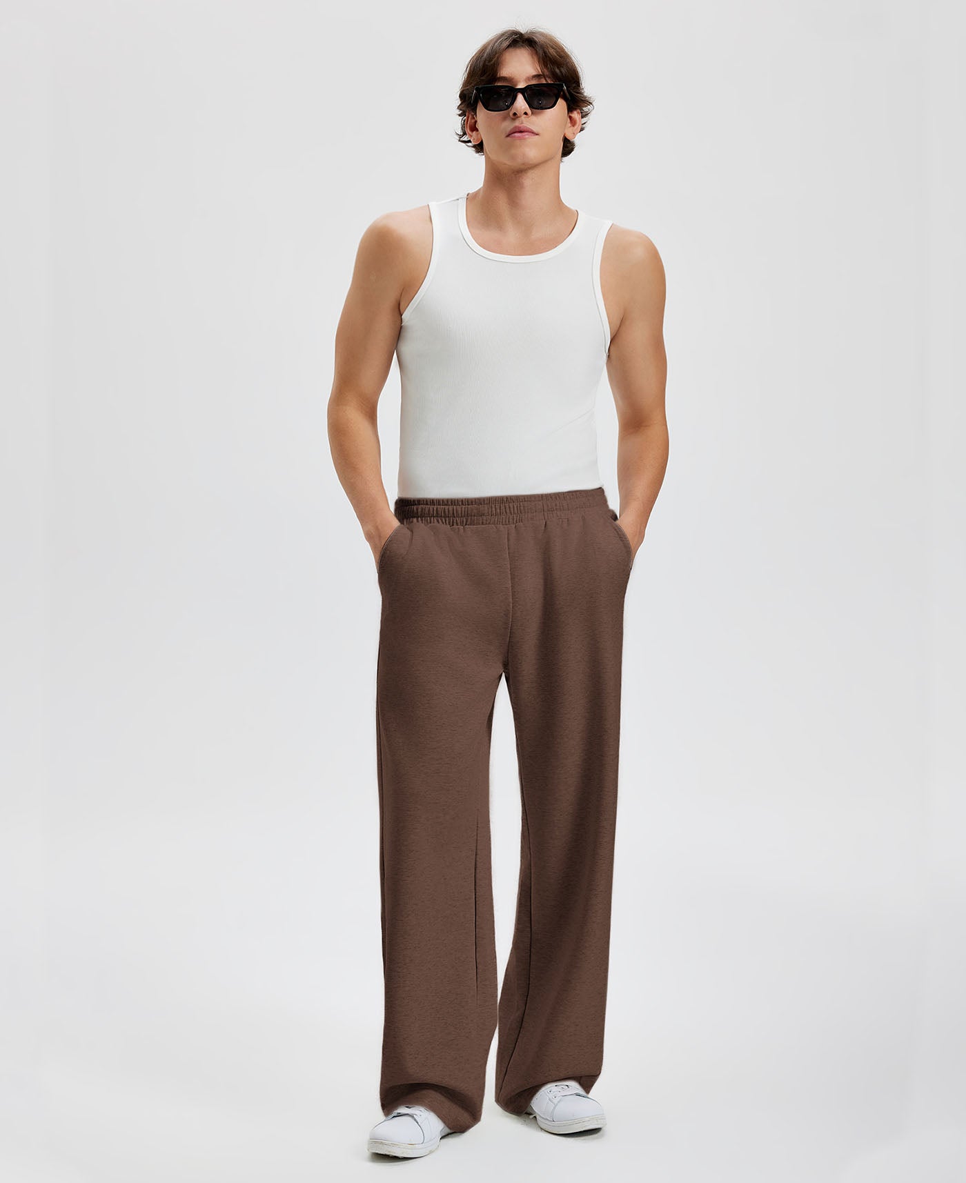 Loose fit coffee sweatpants for men, full outfit. Casual men's sweatpants front look.