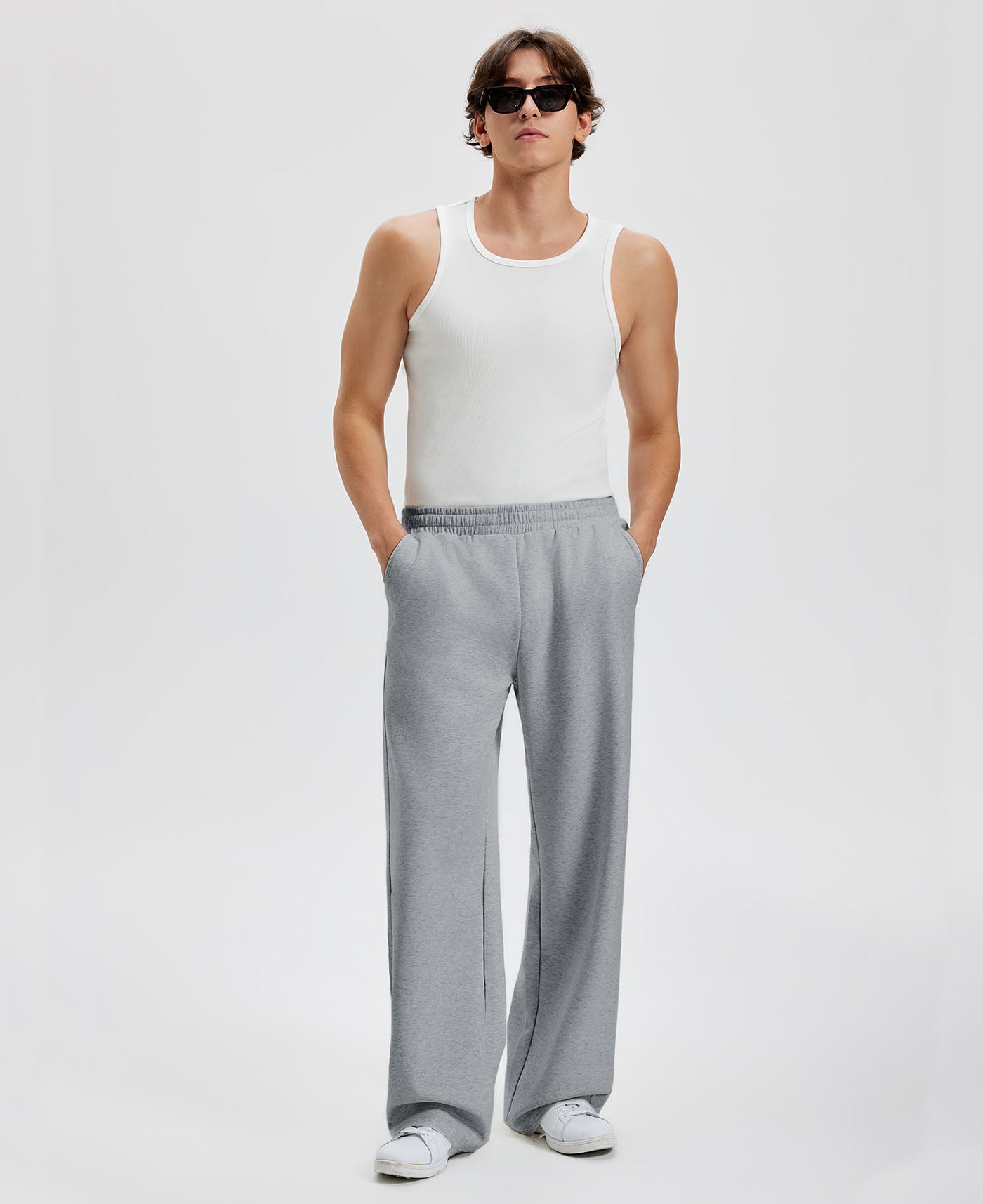 Loose fit dark grey sweatpants for men, full outfit. Casual men's sweatpants front look.