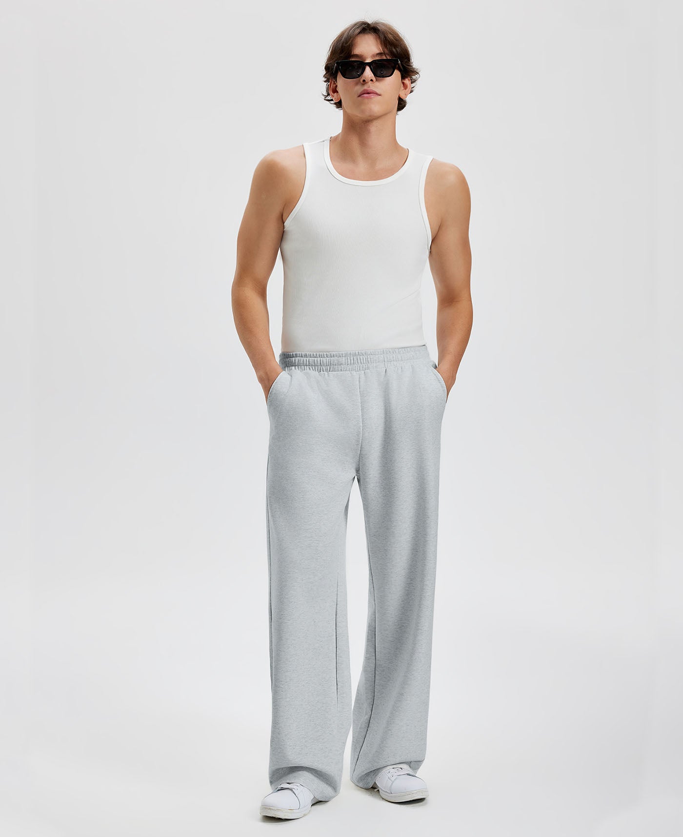 Loose fit light grey sweatpants for men, full outfit. Casual men's sweatpants front look.