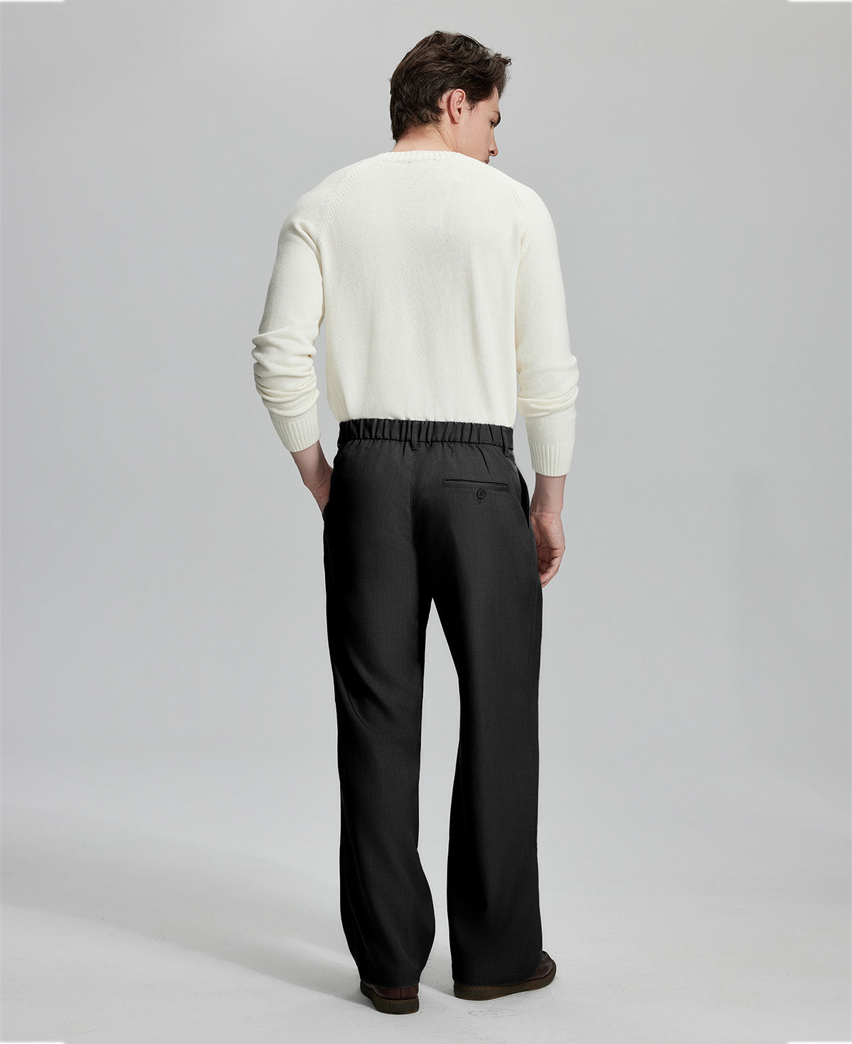 Back view of wide-leg trousers: elastic waistband and rear pockets ensure comfort without compromising silhouette.