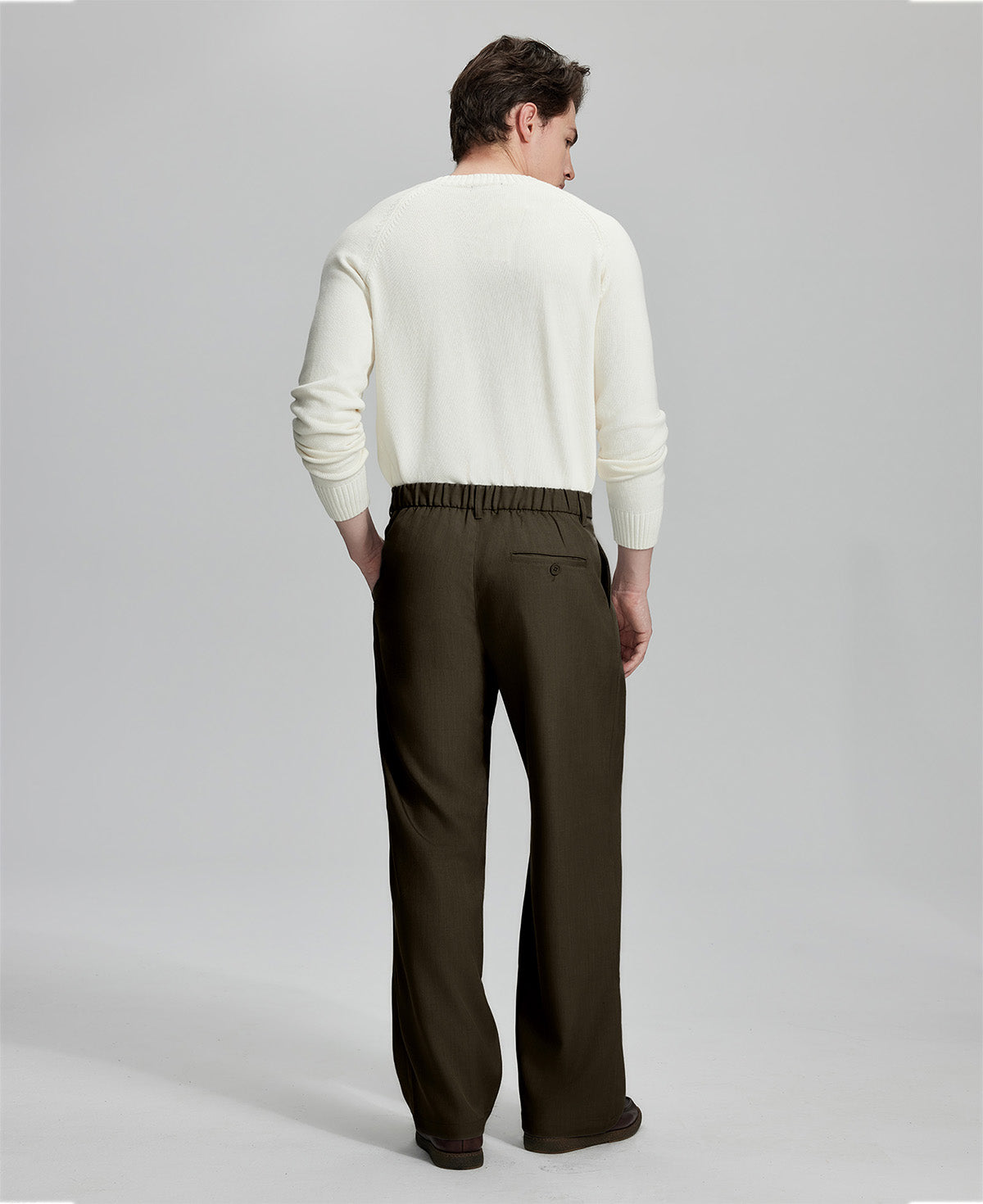 Back view of wide-leg trousers: elastic waistband and rear pockets ensure comfort without compromising silhouette.