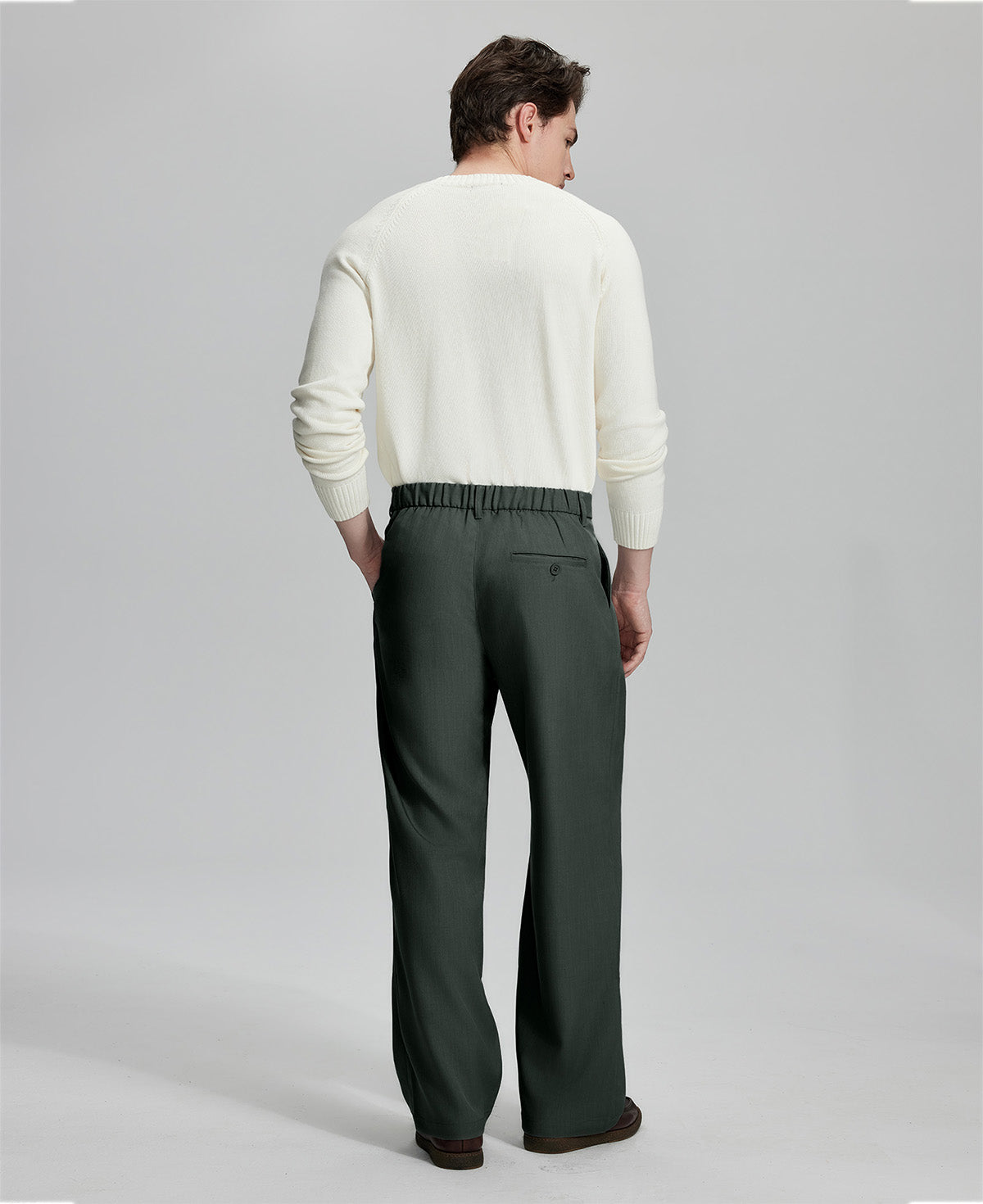 Back view of wide-leg trousers: elastic waistband and rear pockets ensure comfort without compromising silhouette.