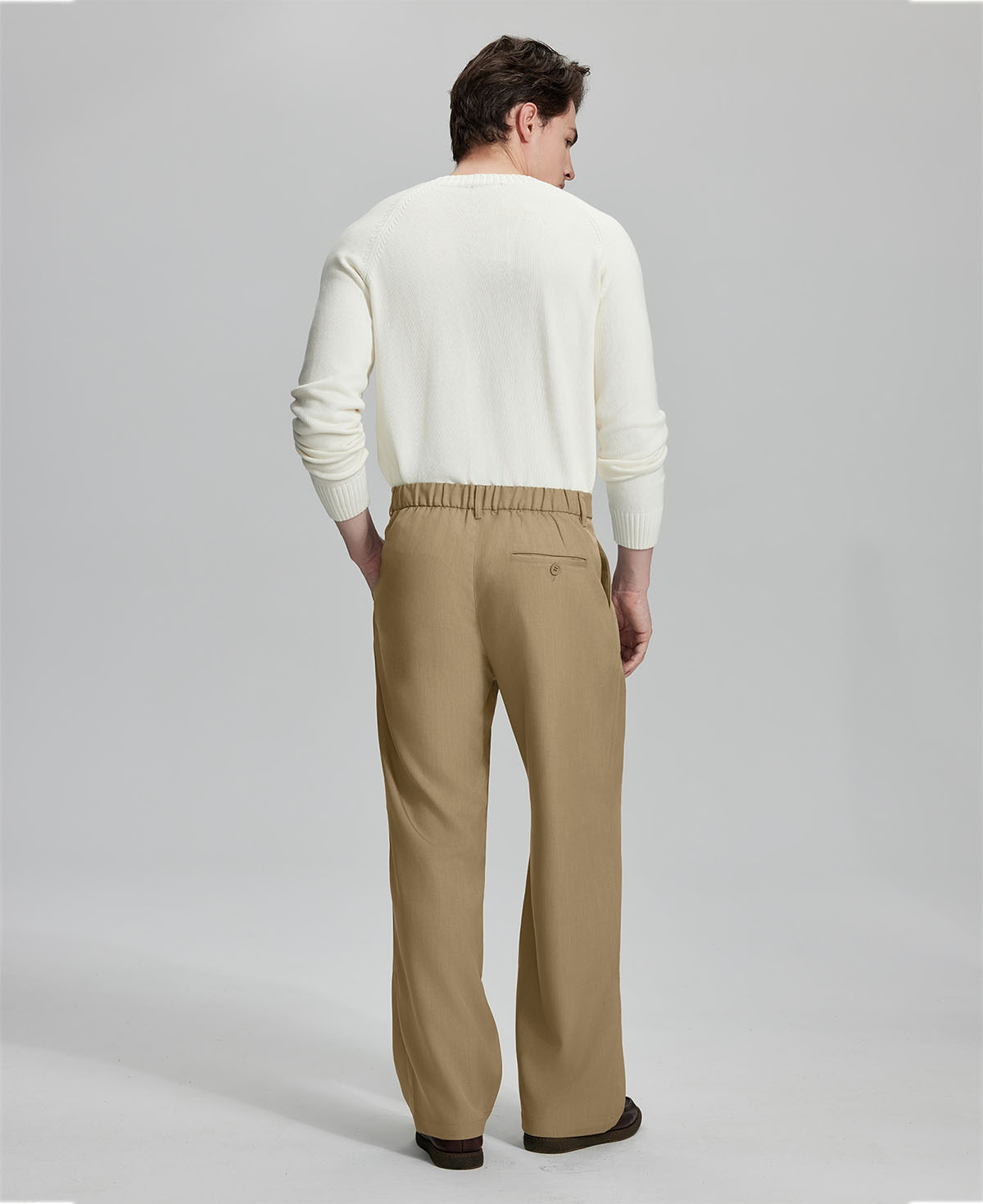 Back view of wide-leg trousers: elastic waistband and rear pockets ensure comfort without compromising silhouette.