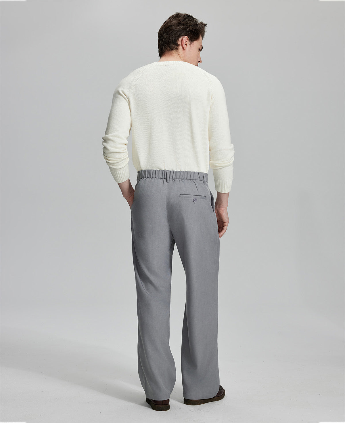 Back view of wide-leg trousers: elastic waistband and rear pockets ensure comfort without compromising silhouette.
