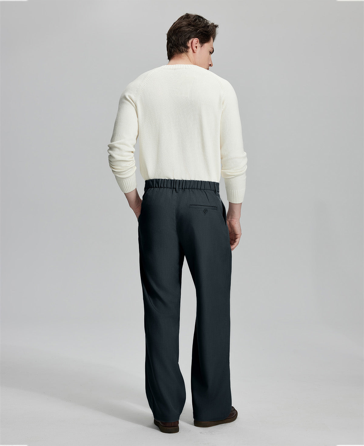 Back view of wide-leg trousers: elastic waistband and rear pockets ensure comfort without compromising silhouette.