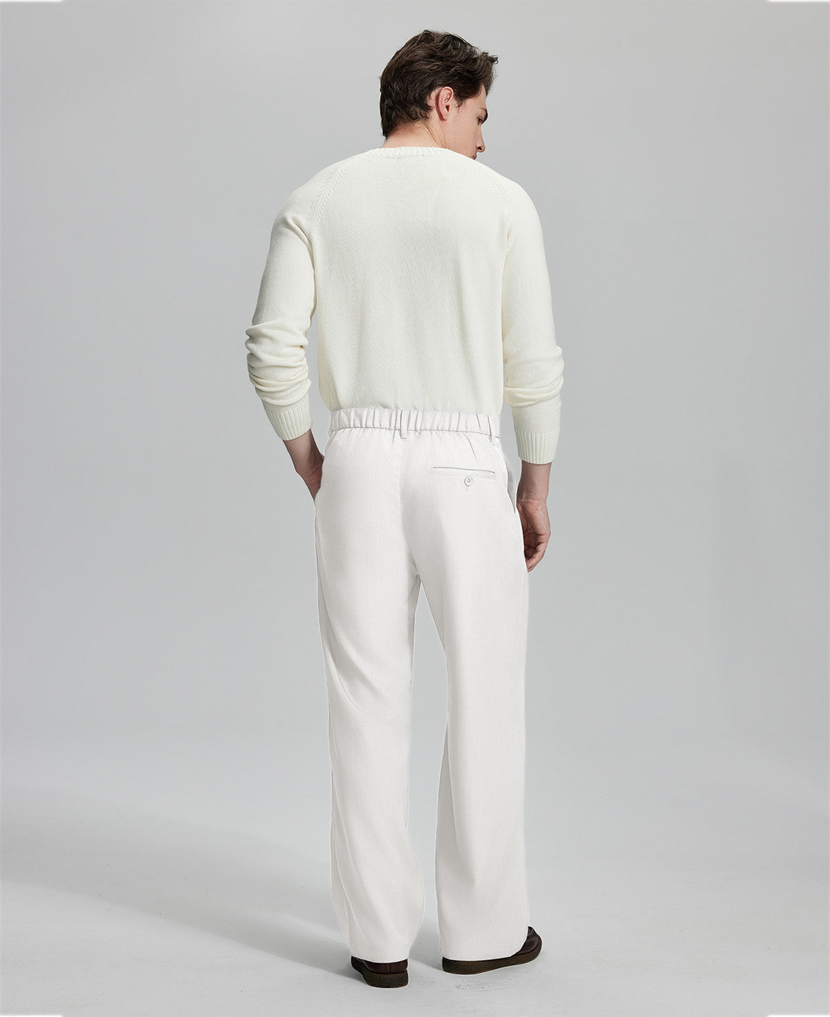 Back view of wide-leg trousers: elastic waistband and rear pockets ensure comfort without compromising silhouette.